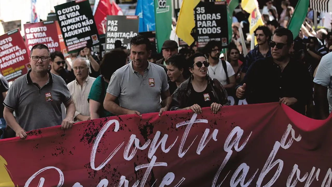 O secretario xeral da CGPT-IN, Tiago Oliveira, segundo pola esquerda, esta cuarta feira 3 de xu&ntilde;o durante a manifestaci&oacute;n que tivo lugar en Lisboa, capital de Portugal. (Foto: N&oacute;s Diario)