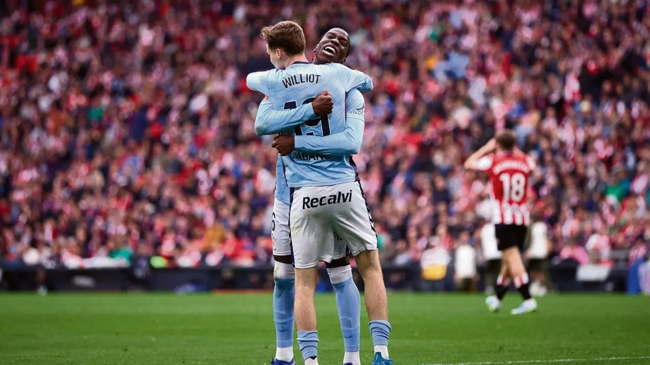 Ilaix Moriba celebrando un gol con Williot Swedberg en San Mam&eacute;s. (Foto: AFP7  Europa Press)