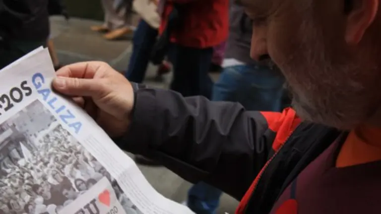 Lendo 'Sermos Galiza' na manifestaci&oacute;n de Queremos Galego