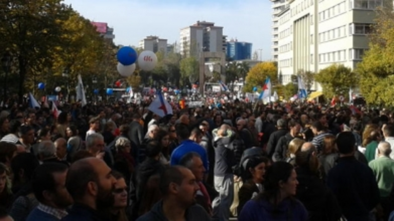 Vista da confluencia de Gran V&iacute;a coa Praza de Am&eacute;rica [Imaxe: @calveiro]