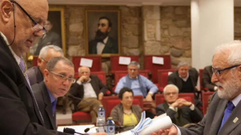 Ferr&iacute;n entrega a s&uacute;a acta como numerario a Fern&aacute;ndez Ferreiro [Imaxe: &Oacute;scar Paris]