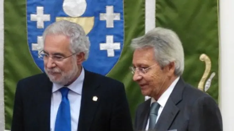 Miguel Santalices, presidente da comisi&oacute;n parlamentar, recibe ao exdirector de Caixa Nova, Julio Fern&aacute;ndez Gayoso
