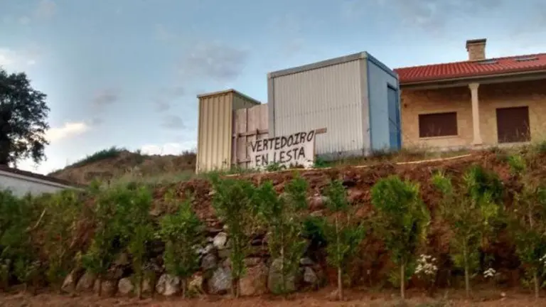 [Imaxe: Ana Miranda] Cartaz contrario ao vertedoiro de Lesta