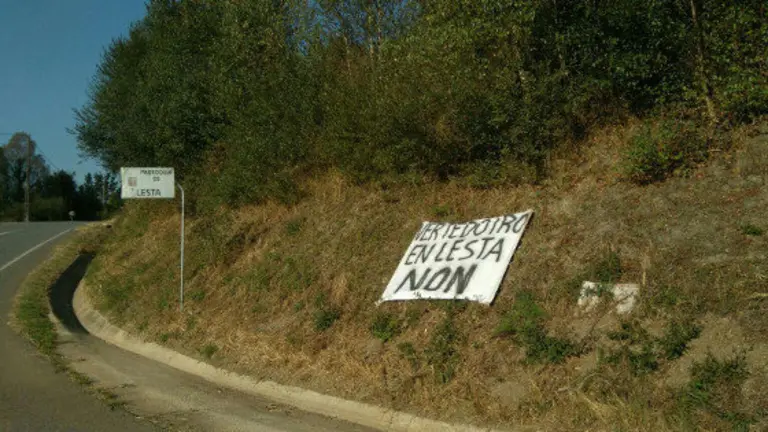 Cartaz contra o vertedoiro de Lesta (Ordes)