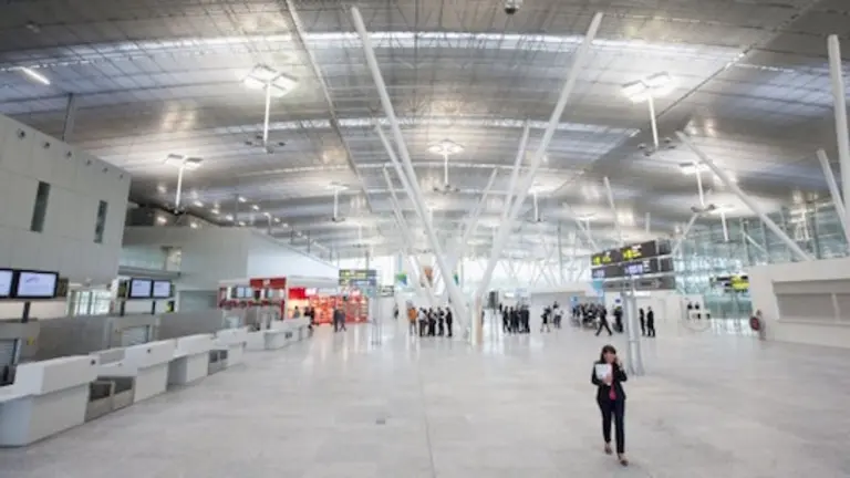 Interior do aeroporto de Lavacolla