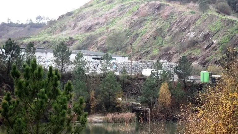 [Imaxe: Erik Doba&ntilde;o] Planta de tratamento de pl&aacute;sticos nos terreos da antiga mina.