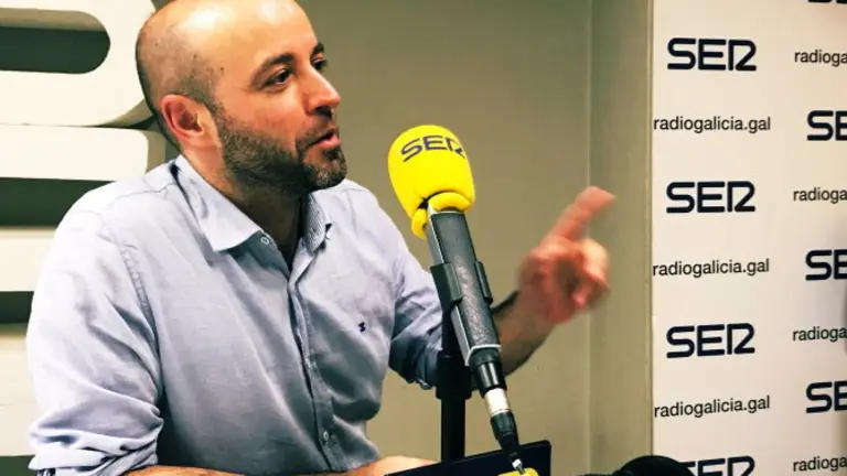 [Imaxe: En Marea/Radio Galega] Lu&iacute;s Villares, na SER, este domingo. Abaixo: Miguel Tellado, na Radio Galega.