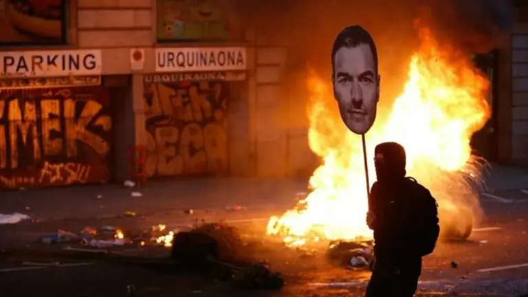 Un manifestante, onte en Via Laietana (Barcelona). [Imaxe: Diari Ara/ C&Egrave;LIA ATSET)