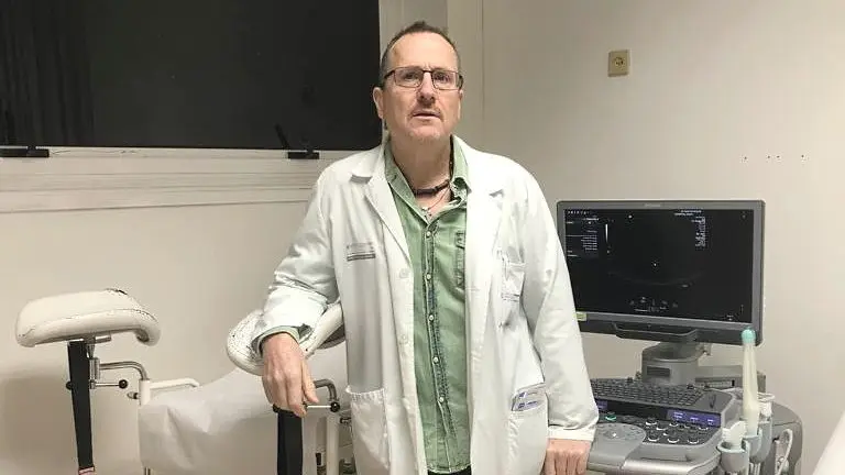 Javier Castrillo, xefe de Xinecolox&iacute;a no Hospital de Ver&iacute;n, esta terza na s&uacute;a consulta. Cedida