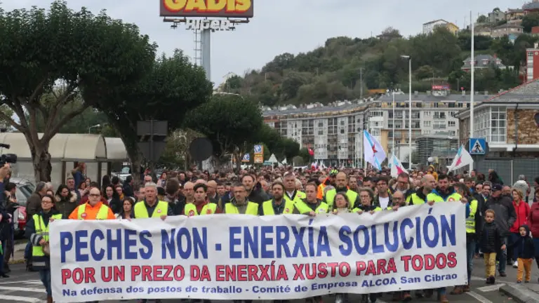 Manifestaci&oacute;n en Viveiro de apoio ao persoal de Alcoa San Cibrao (Europa Press)