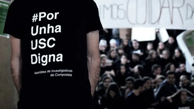 As investigadoras da USC visten de negro as terzas feiras para visibilizar as s&uacute;as demandas (Imaxe: Celia Eiras Rub&iacute;n).
