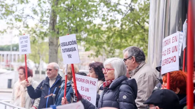 Manifestaci&oacute;n na defensa de &Aacute;ngel Hern&aacute;ndez, procesado por axudar a s&uacute;a muller a suicidarse en 2019 (Imaxe: Europa Press)