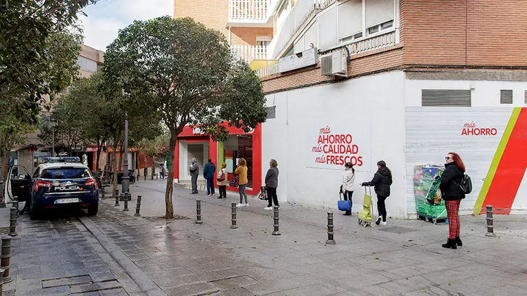 Varias personas hacen cola en un supermercado d&iacute;a a primera hora de la ma&ntilde;ana respetando la distancia de seguridad aconsejada para no contraer el coronavirus durante el primer d&iacute;a laborable desde que se decret&oacute; el estado de alarma en todo el territorio nacional a consecuencia del COVI-19, en Alcorc&oacute;n (Madrid), a 16 de marzo de 2020.

16 MARZO 2020;PANDEMIA;ESTADO NACIONAL;CORONAVIRUS;COVI-19;CRISIS GLOBAL

16/3/2020
