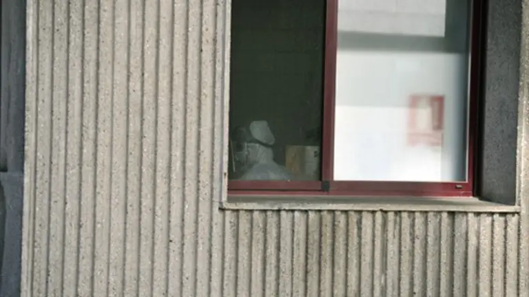 Un operario co traxe de desinfeccion na Residencia de ancianos San Carlos de Celanova (Rosa Veiga/Europa Press).