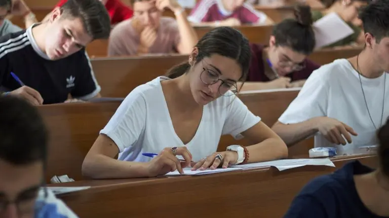Alumnado de 2&ordm; de Bacharelato realizando as probas de acceso &aacute; universidade (Imaxe: Universidade de Granada-Europa Press)