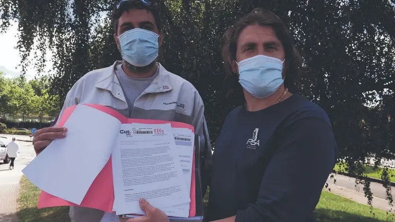 Manuel Dom&iacute;nguez (esquerda), delegado da CIG, e V&iacute;tor Mari&ntilde;o (dereita), delegado da CUT, presentan a denuncia en rexistro. (Arxina)