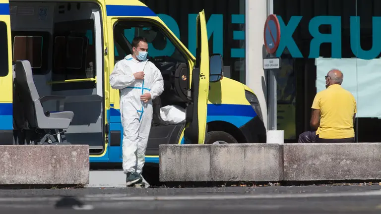 EuropaPress_3298838_profesional_sanitario_baja_ambulancia_viaja_paciente_covid-19_sido