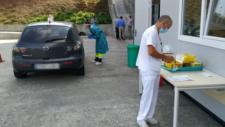 EuropaPress_3323922_punto_covid_auto_hospital_alvaro_cunqueiro_vigo