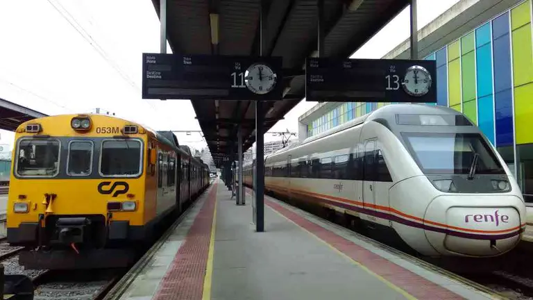 &Aacute; esquerda, o tren que une Porto con Vigo na estaci&oacute;n de Guixar.