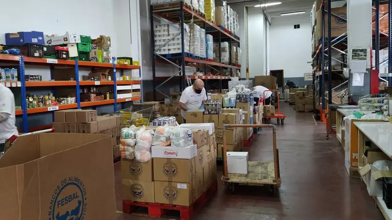 Voluntarios no banco de alimentos de Vigo durante a pandemia (Foto: N&oacute;s Diario).