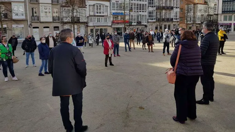 EuropaPress_3426653_hosteleros_comerciantes_concentrados_plaza_armas_ferrol