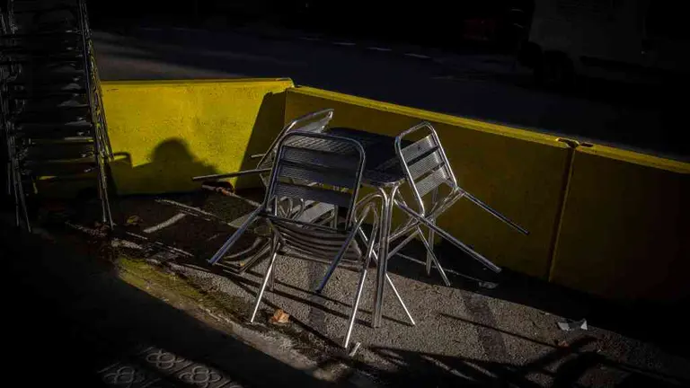 Cadeiras baleiras nunha terraza (Foto: David Zorrakino / Europa Press)