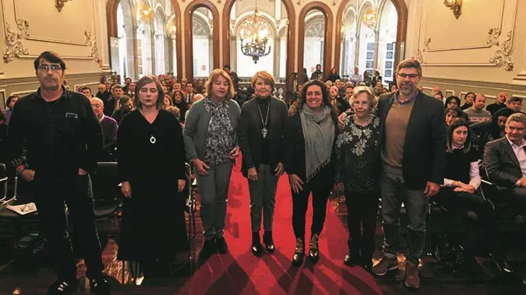 Familiares de B&oacute;veda, Caama&ntilde;o e Paz coa deputada Marta Ortega. (Foto: N&oacute;s Diario)