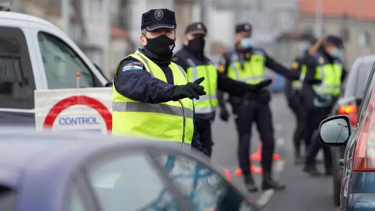 Imaxe dun control de mobilidade na Galiza. (Foto: &Aacute;lvaro Ballesteros / Europa Press)