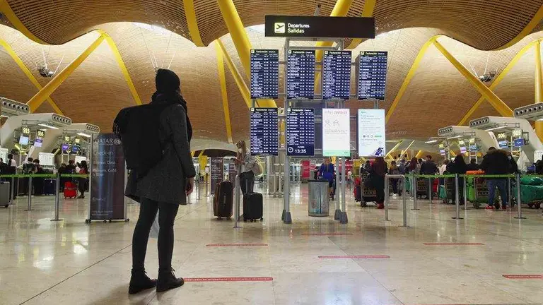 EuropaPress_3489882_viajeros_terminal_t4_aeropuerto_adolfo_suarez_madrid-barajas_dia_antes