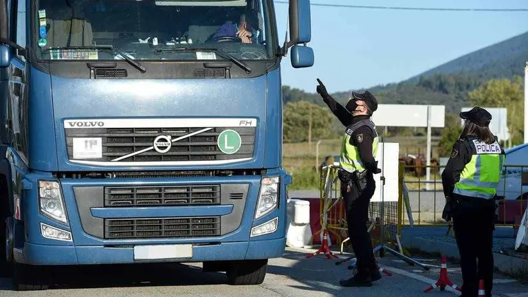 EuropaPress_3633308_agente_da_alto_camion_punto_fronterizo_portugal_espana_donde_estan