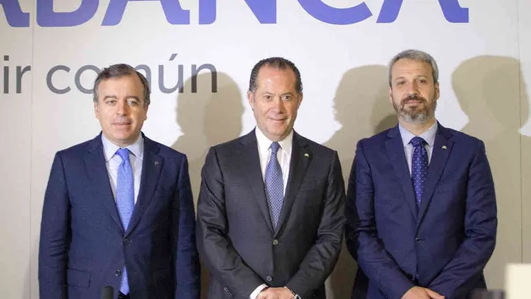 O conselleiro delegado, o presidente e o director xeral de Abanca, principal empresa na sociedade que xestionar&aacute; os fondos (Abanca)