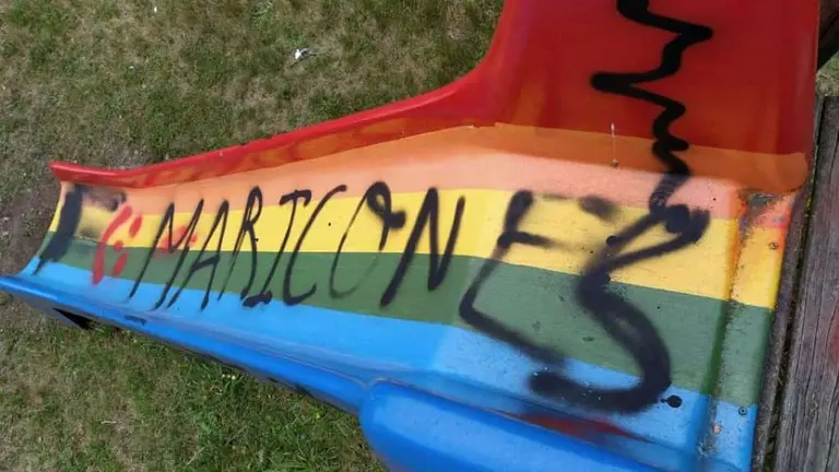 Esta fin de semana vandaliz&aacute;ronse diferentes elementos do Campo de Caracacho, en Monterroso, onde cada mes de agosto decorre o festival internacional Agrocuir (Foto: N&oacute;s Diario).