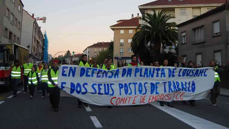O persoal da planta de residuos de Servi&aacute;, en Lousame, volver&aacute; sa&iacute;r este domingo &aacute; r&uacute;a para reclamar unha mellora na xesti&oacute;n da planta (Foto: N&oacute;s Diario).