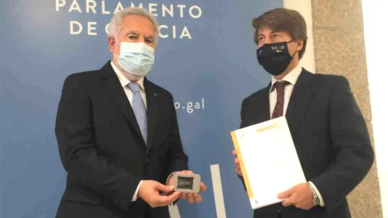 O conselleiro de Facenda, Miguel Corgos (&aacute; dereita), entregou o proxecto de orzamentos ao presidente do Parlamento, Miguel Santalices (Foto: Parlamento galego)