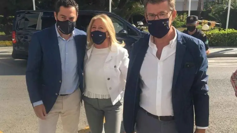 N&uacute;&ntilde;ez Feixoo, &aacute; dereita, acompa&ntilde;ado de  Juanma Moreno, presidente da Junta de Andaluc&iacute;a e de &Aacute;ngeles Mu&ntilde;oz, alcaldesa de Marbell.
