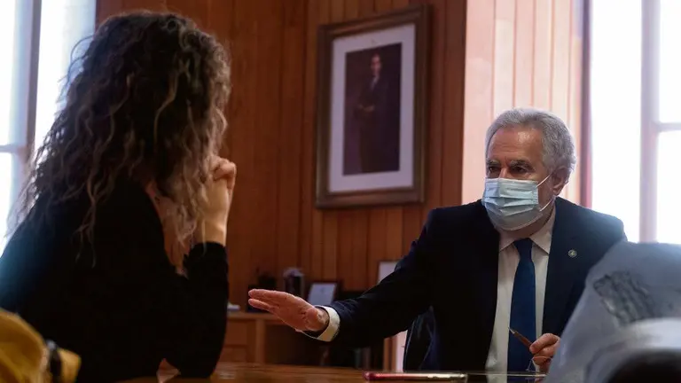 Miguel Santalices, durante a entrevista, que decorreu onte no seu despacho do Parlamento. (Foto: Arxina)