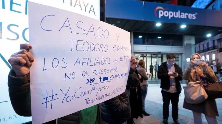 Protesta de af&iacute;ns a Isabel D&iacute;az Ayuso fronte &aacute; sede do PP, esta quinta feira (Foto: A. P&eacute;rez Meca / Europa Press).