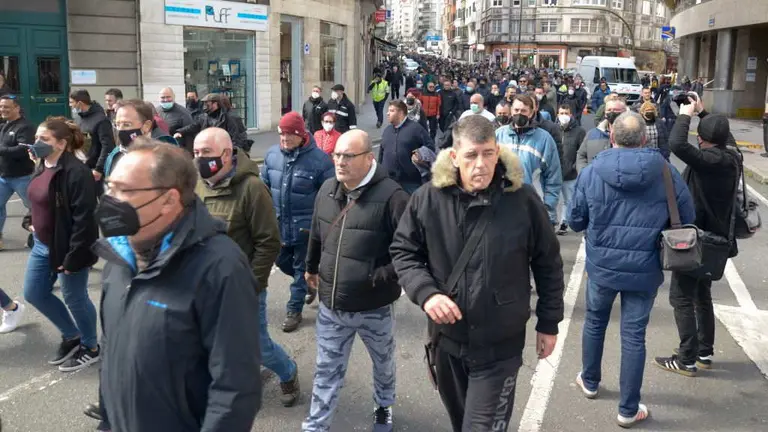 Manifestantes participan nunha marcha tras a morte dun traballador da refinar&iacute;a de Repsol na Coru&ntilde;a. (Foto: M. Dylan / europa Press).