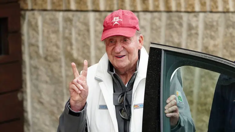 O rei em&eacute;rito, coa chaqueta do Brib&oacute;n, nunha visita a Sanxenxo en 2022. (Foto: &Aacute;lvaro Ballesteros / Europa Press)