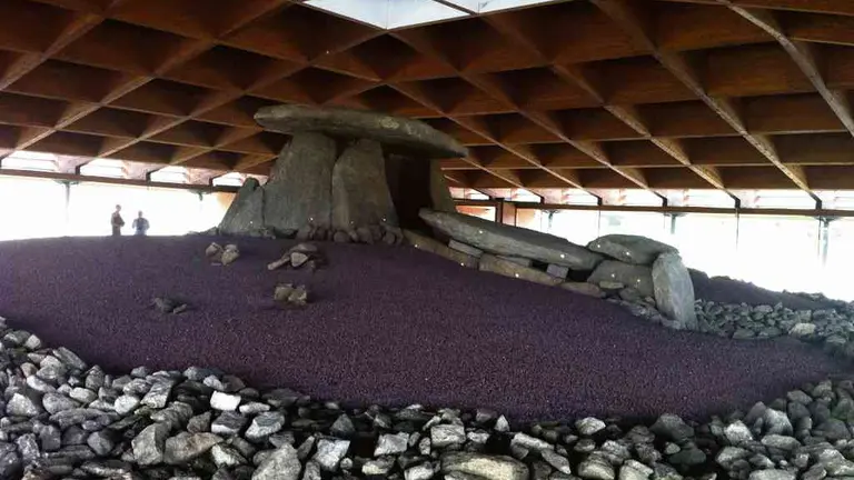 O dolmen de Dombate, en Cabana de Berganti&ntilde;os, incorp&oacute;rase este ano aos escenarios presentes en Espazos Sonoros.(Foto: Piquito)