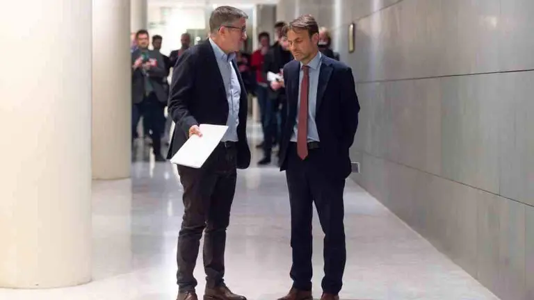 Patxi L&oacute;pez (PSOE) e Jaume Asens (UP), antes de rexistrar a proposici&oacute;n de lei para a supresi&oacute;n do delito de sedici&oacute;n. (Foto: Europa Press)