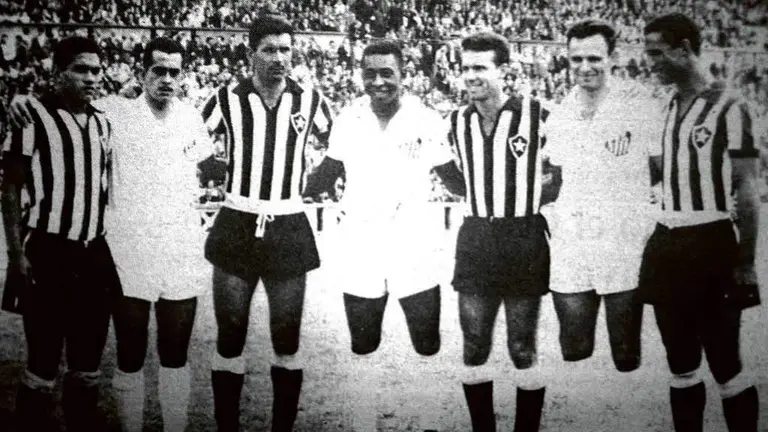 Edson Arantes do Nascimento (centro), con Garrincha, Jair, Milton Santos, Zagallo, Pepe e Did&iacute; sobre o c&eacute;spede de Riazor.