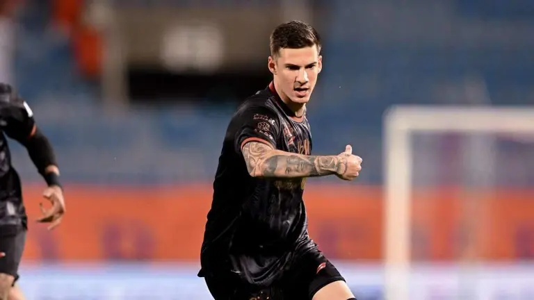 Santi Mina, nun partido desta tempada na liga saudita. (Foto: Al-Shabab)