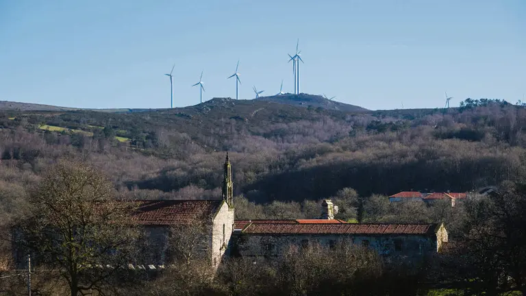Mu&iacute;&ntilde;os de enerx&iacute;a e&oacute;lica na serra de Cand&aacute;n, comarca do Deza. (Foto: Arxina)