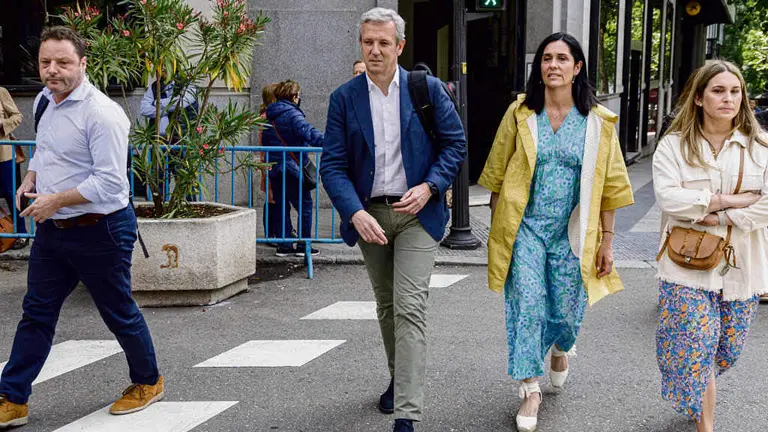 Alfonso Rueda e Paula Prado chegando &aacute; reuni&oacute;n da xunta directiva do PP espa&ntilde;ol, onte en Madrid. (Foto: Carlos Luj&aacute;n / Europa Press)