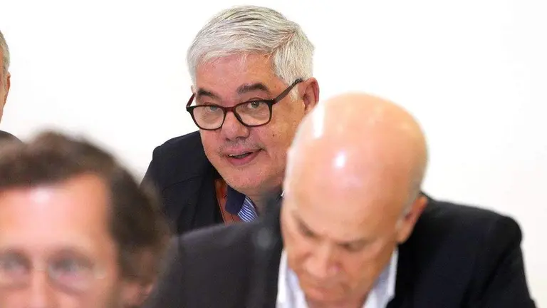 O maquinista, Francisco Garz&oacute;n, sentado detr&aacute;s de Cortabitarte na sala. (Foto: &Aacute;lvaro Ballesteros / Europa Press)