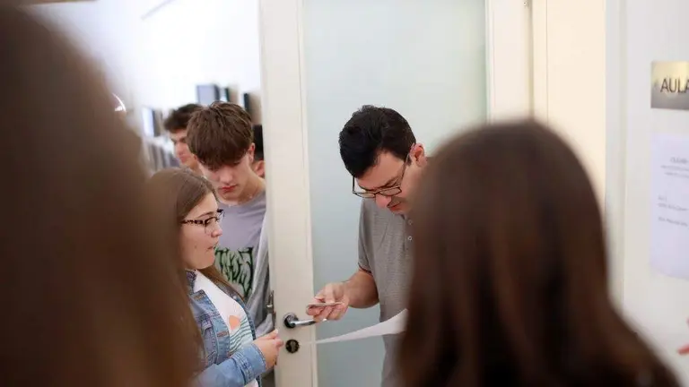 Alumnado accedendo a unha das aulas da Facultade de Ciencias da Comunicaci&oacute;n da USC para realizar os exames da Abau. (Foto: Arxina)