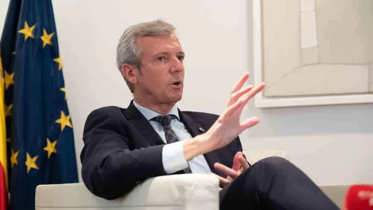 O presidente da Xunta, Alfonso Rueda, durante a entrevista (Foto: C&eacute;sar Arxina / Europa Press).