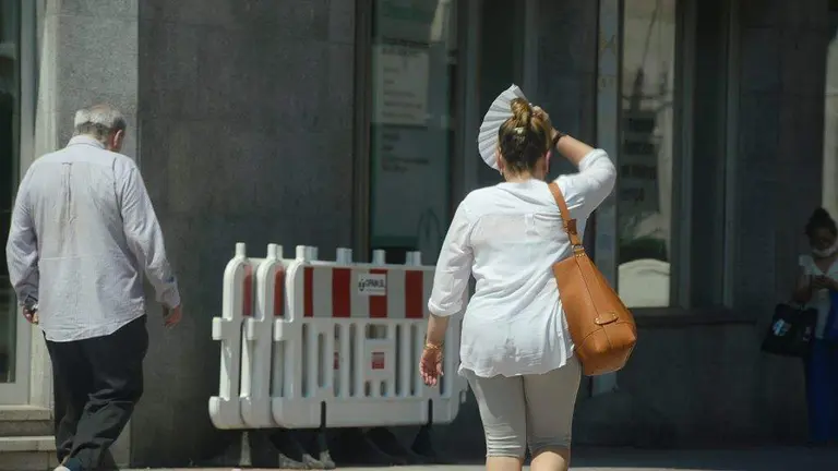 Persoas cami&ntilde;ando pola cidade de Ourense durante a vaga de calor. (Foto: Rosa Veiga / Europa Press)