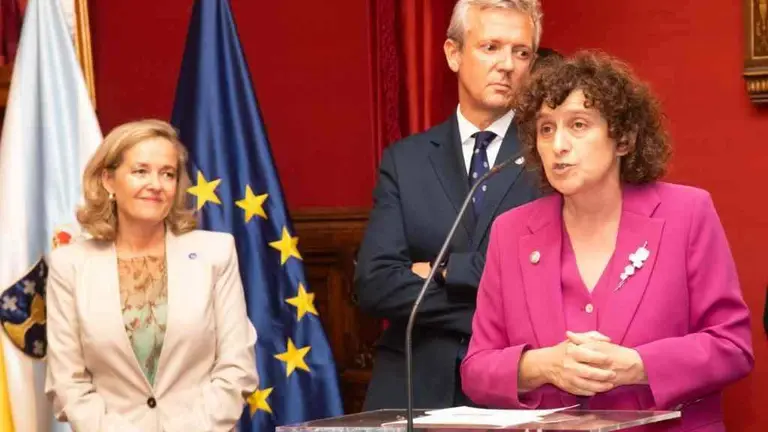 Goretti Sanmart&iacute;n, durante a recepeci&oacute;n aos ministros do Ecofin, sendo escoitada por Nadia Calvi&ntilde;o e Alfonso Rueda. (Imaxe: Concello de Santiago)
